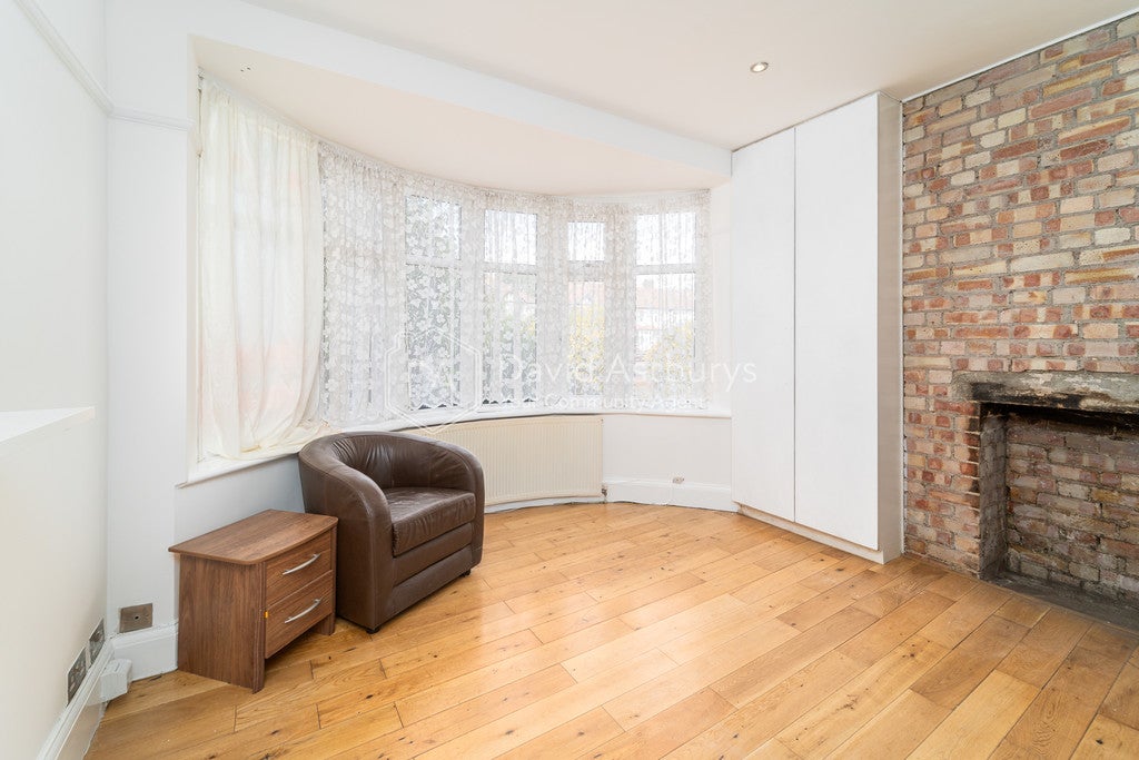 Flat Princes Avenue in Greater London