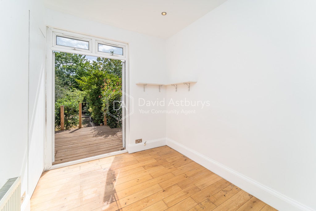 Flat Princes Avenue in Greater London