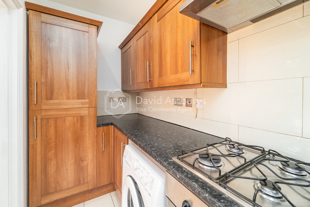 Flat Princes Avenue in Greater London