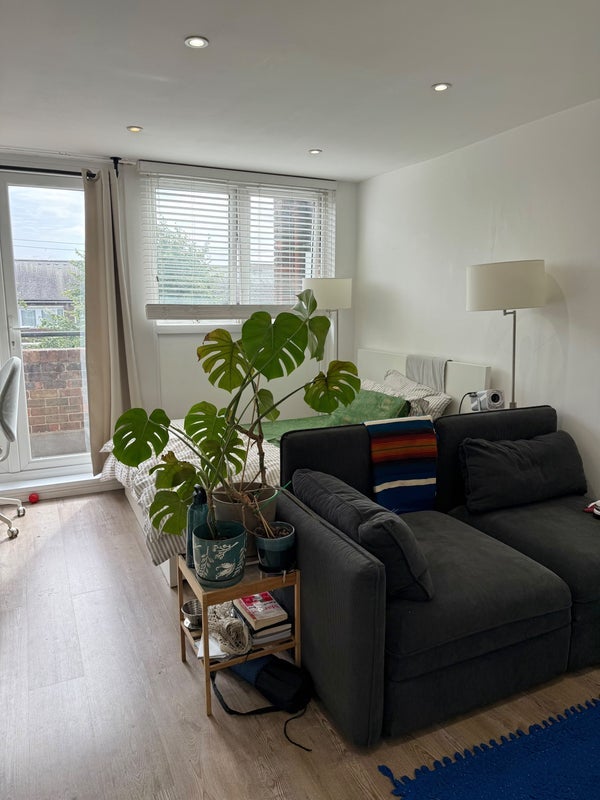 Room Hindrey Road in Greater London
