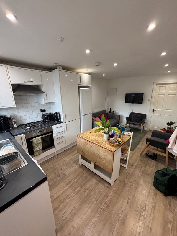 Room Hindrey Road in Greater London