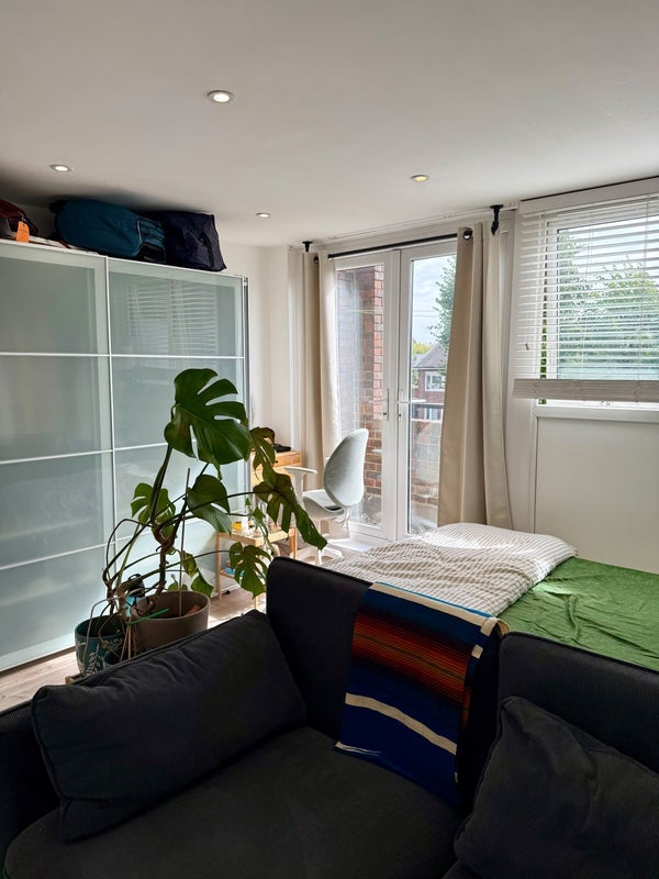 Room Hindrey Road in Greater London