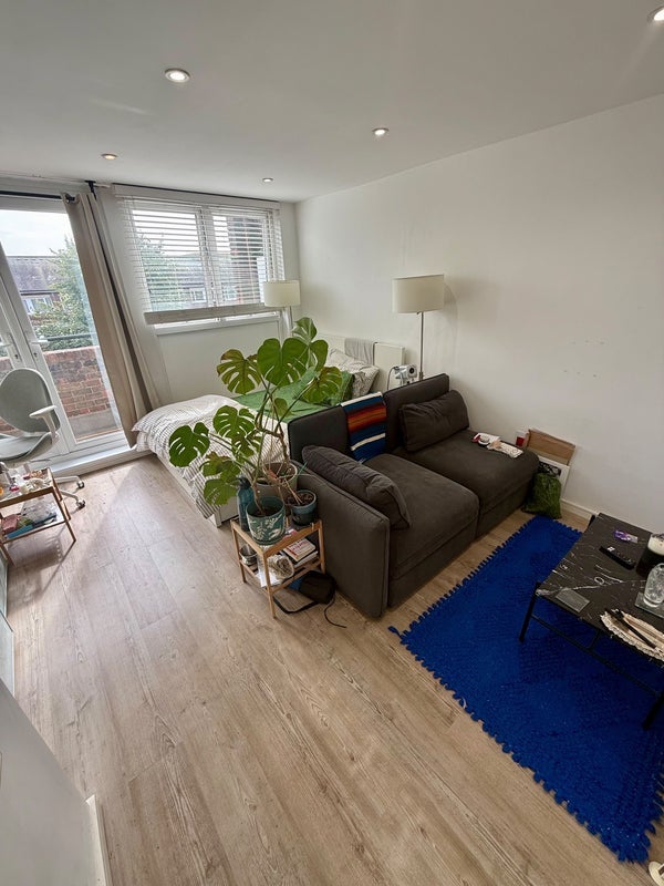 Room Hindrey Road in Greater London