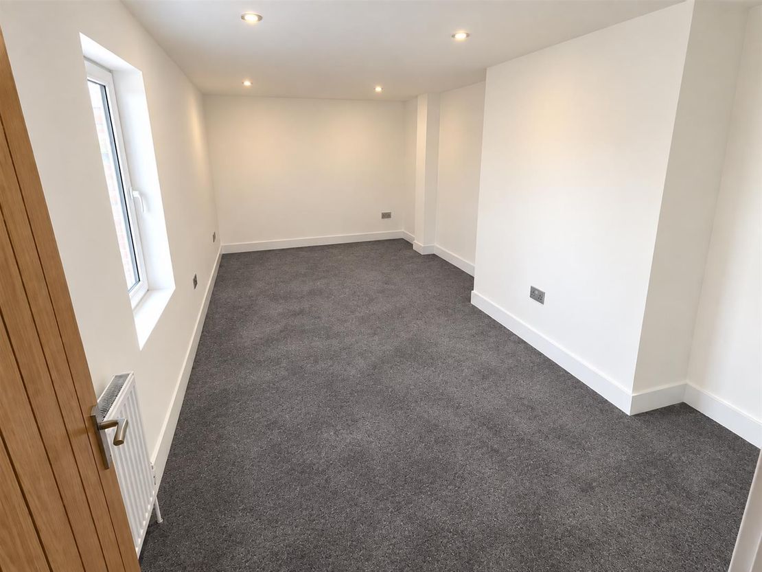 Flat Chingford Mount Road in Greater London
