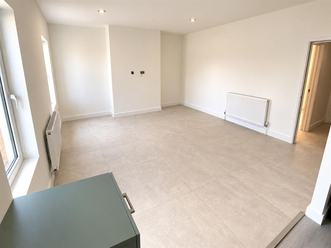 Flat Chingford Mount Road in Greater London