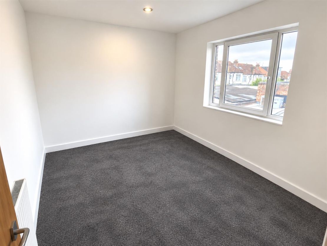 Flat Chingford Mount Road in Greater London