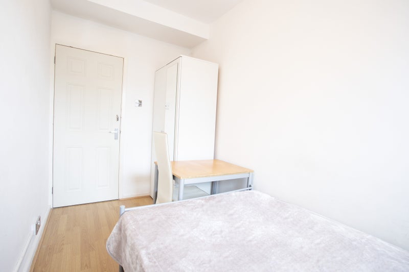 Room Commercial Street in Greater London