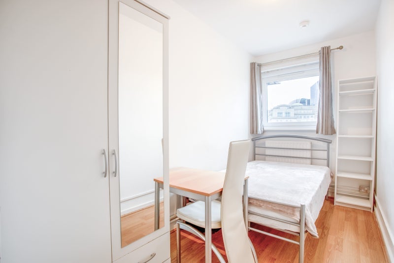Room Commercial Street in Greater London