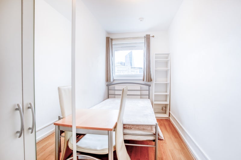 Room Commercial Street in Greater London