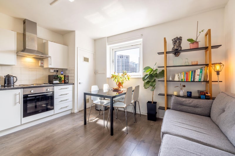 Room Commercial Street in Greater London