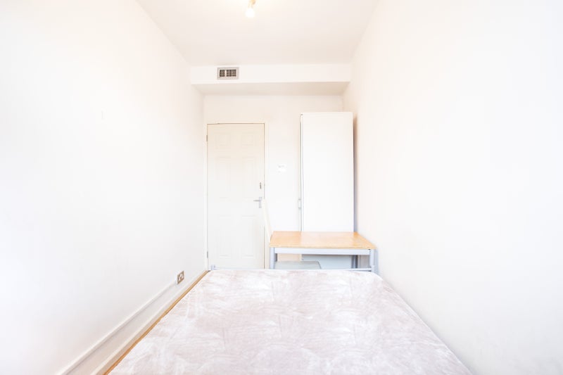 Room Commercial Street in Greater London
