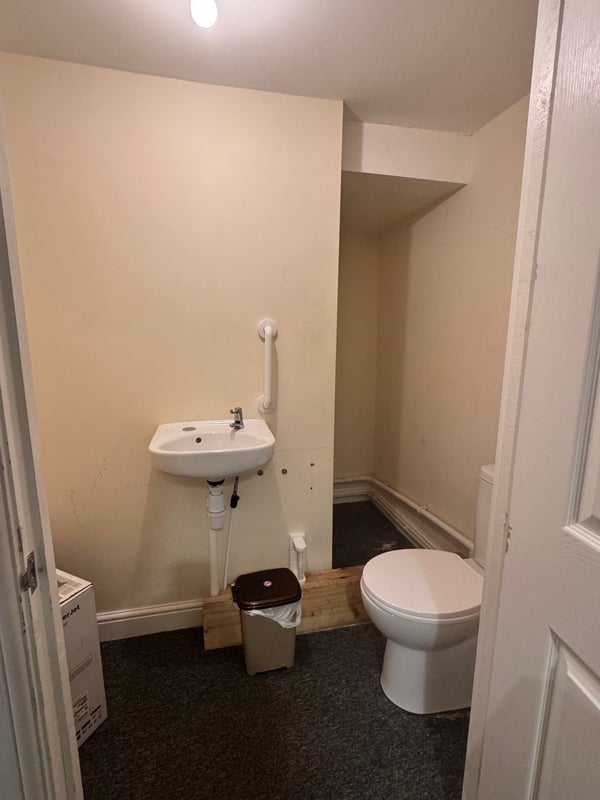 Room Warston Avenue in Birmingham
