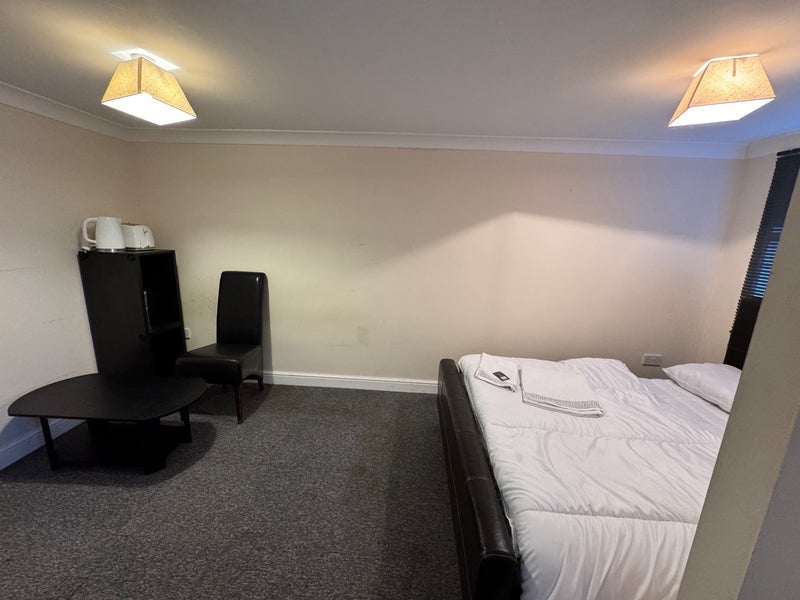 Room Warston Avenue in Birmingham