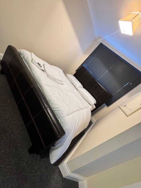 Room Warston Avenue in Birmingham