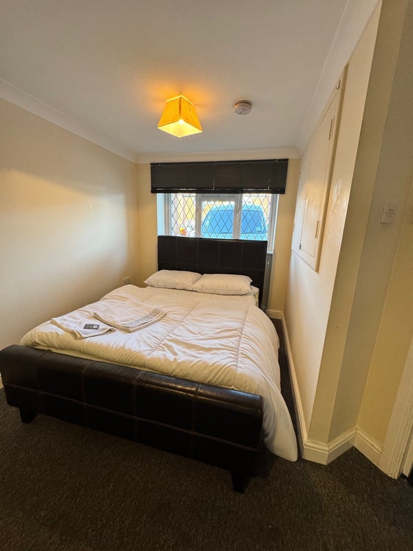 Room Warston Avenue in Birmingham
