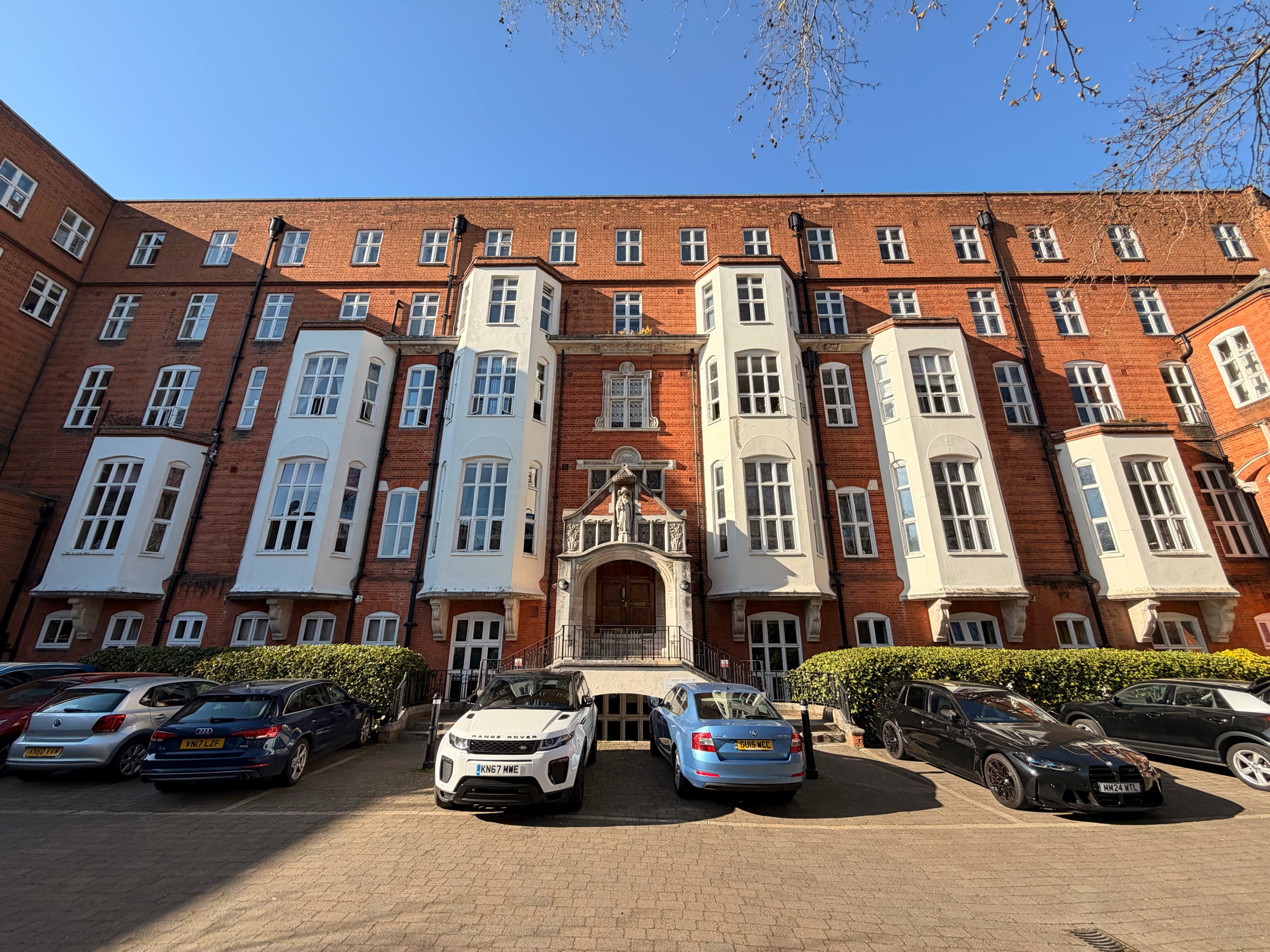 Flat Cormont Road in London