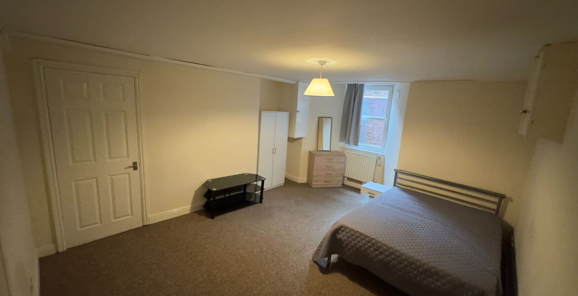 Room Edinburgh Road in Leeds