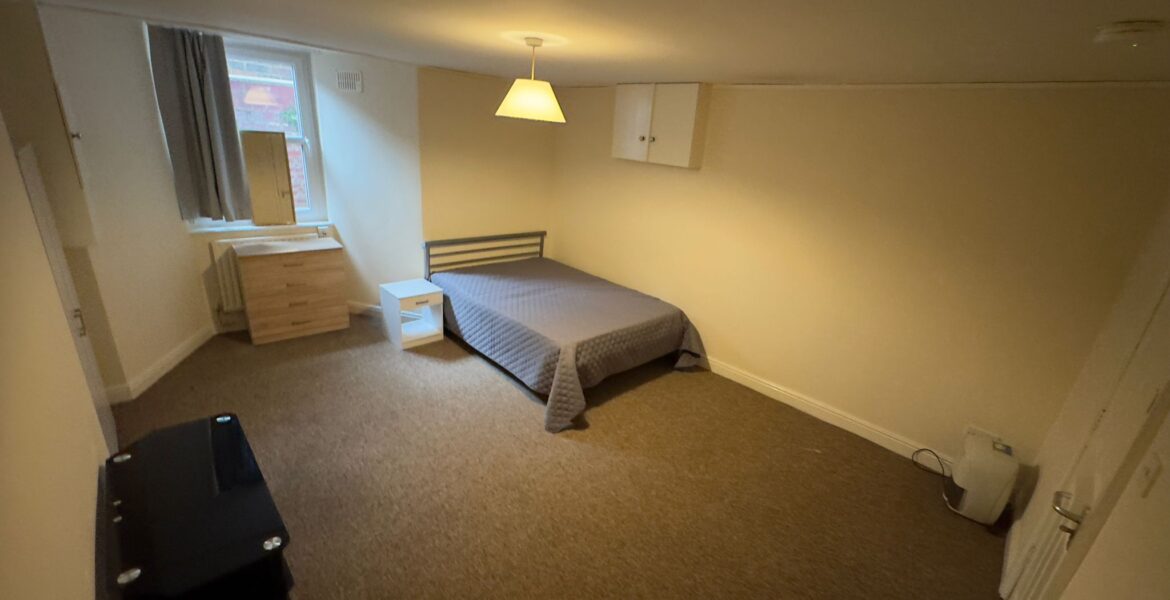 Room Edinburgh Road in Leeds