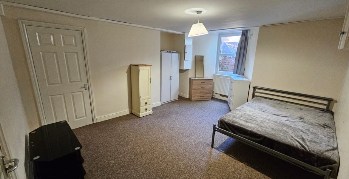 Room Edinburgh Road in Leeds