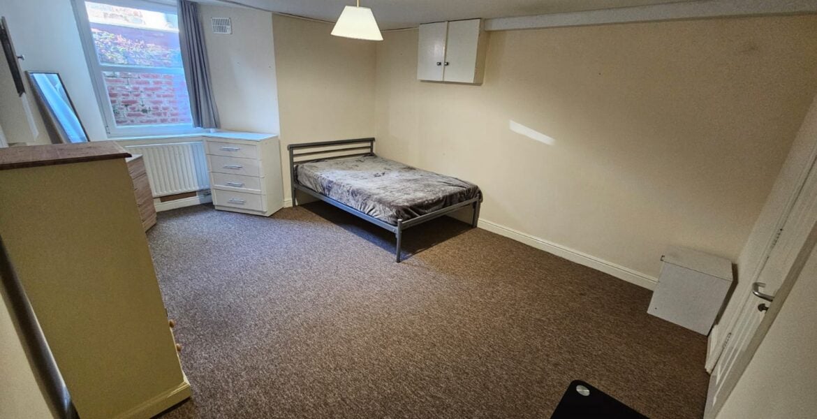 Room Edinburgh Road in Leeds