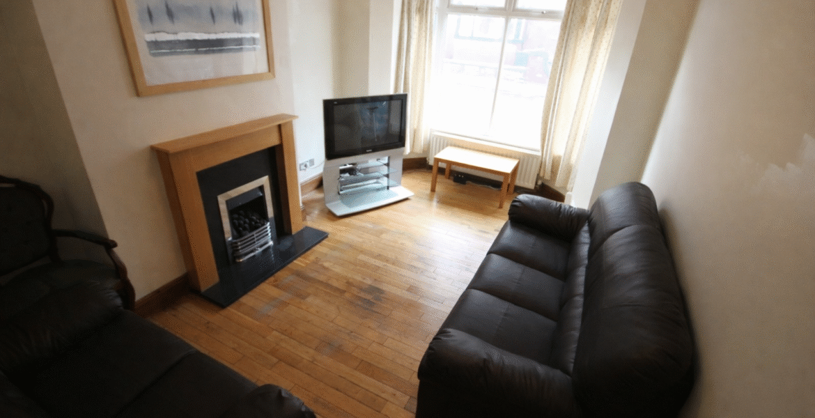 Room Edinburgh Road in Leeds