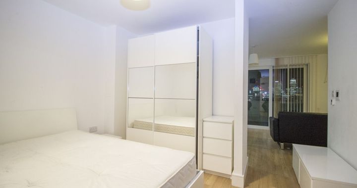 Flat Hannaford Walk in Greater London