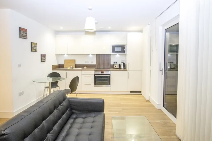 Flat Hannaford Walk in Greater London