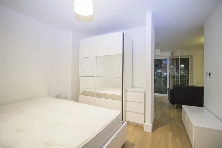 Flat Hannaford Walk in Greater London