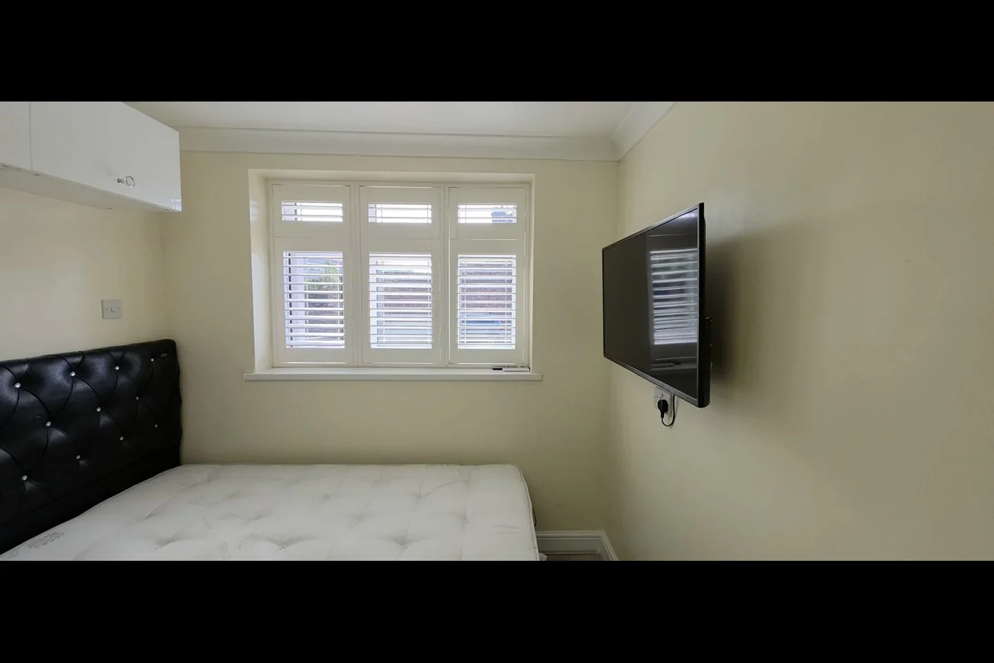 Flat Cranbrook Road in Greater London