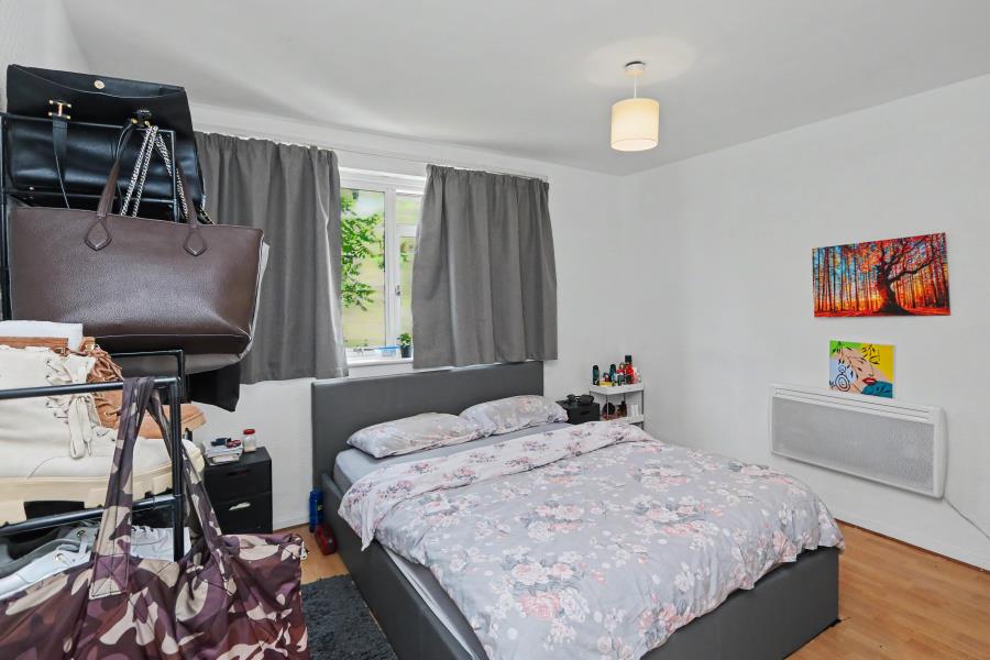Flat Oak Hill Road in Greater London