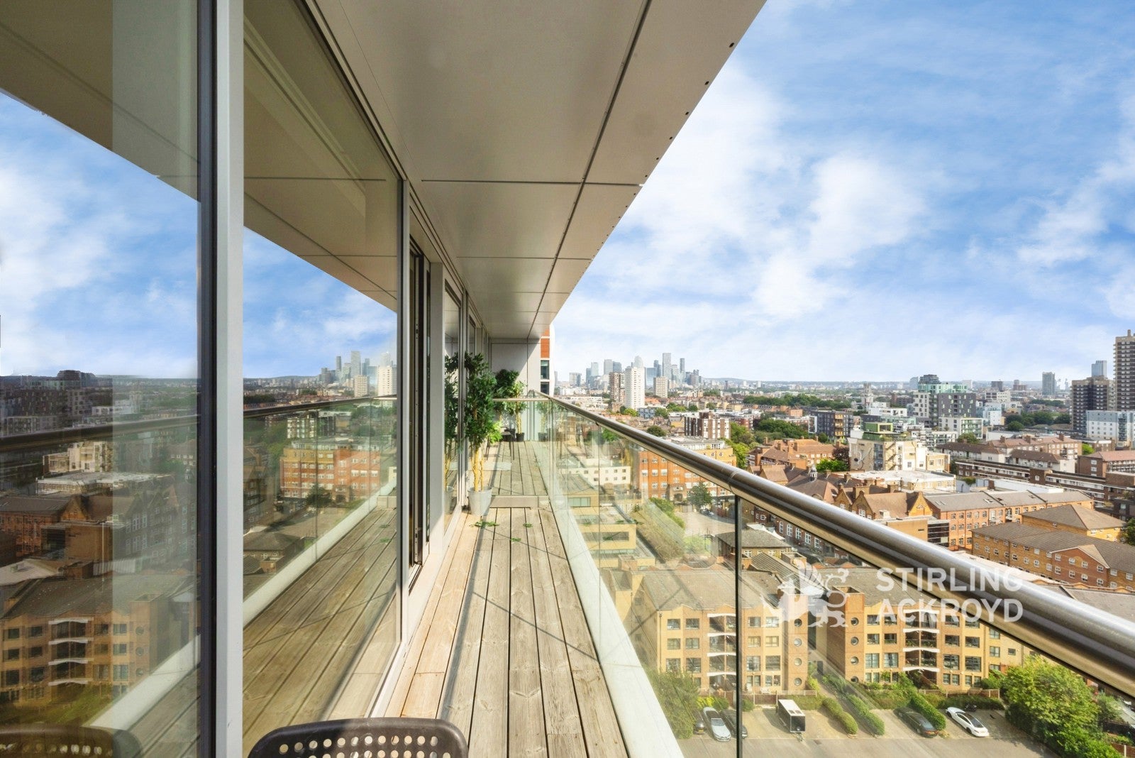 Flat Commercial Road in Greater London