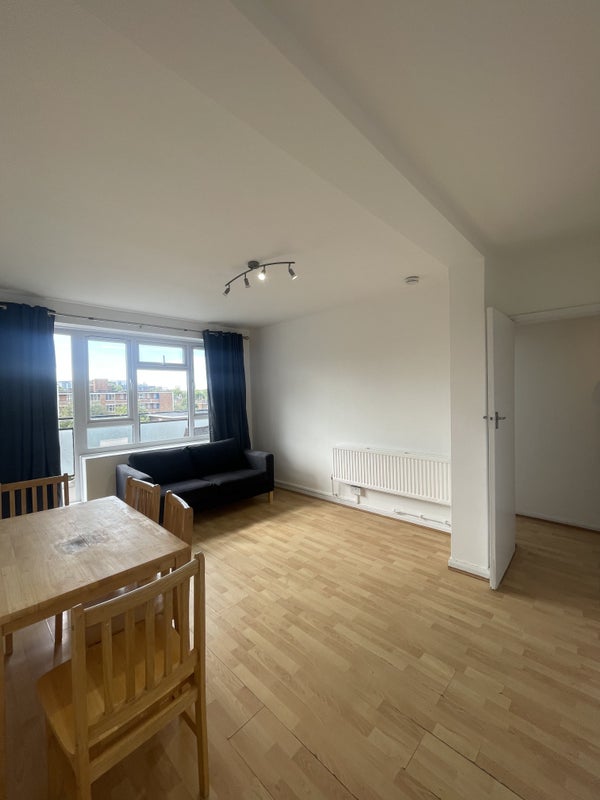 Flat Blythe Road in Greater London