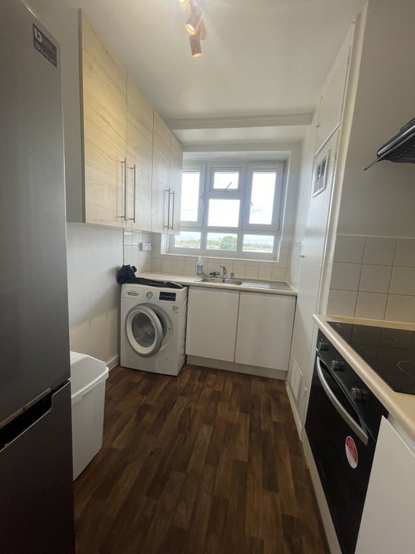 Flat Blythe Road in Greater London
