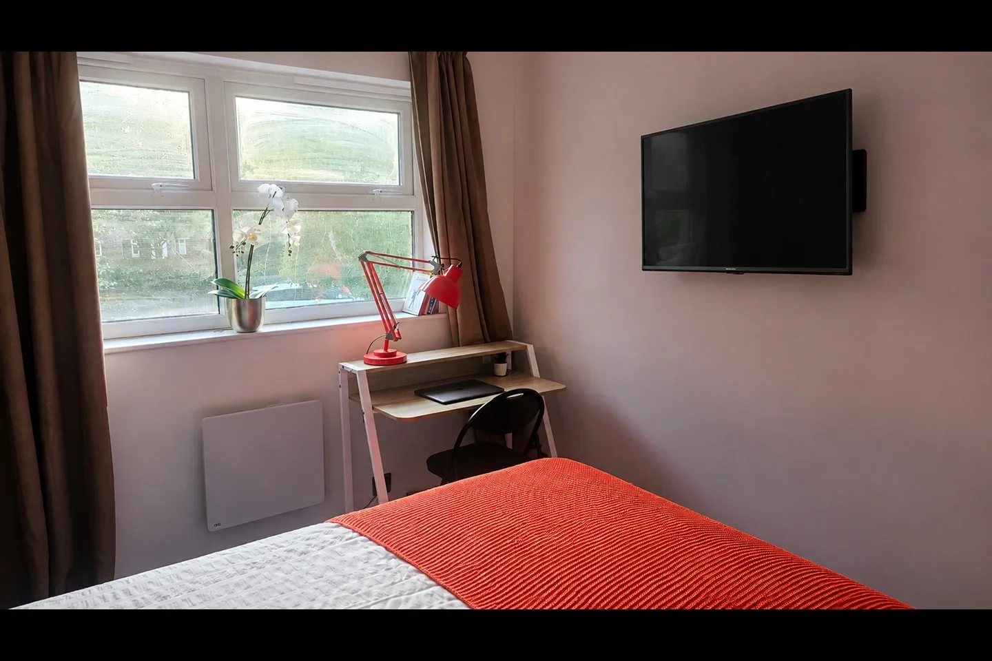 Room Cuthberga Close in Greater London