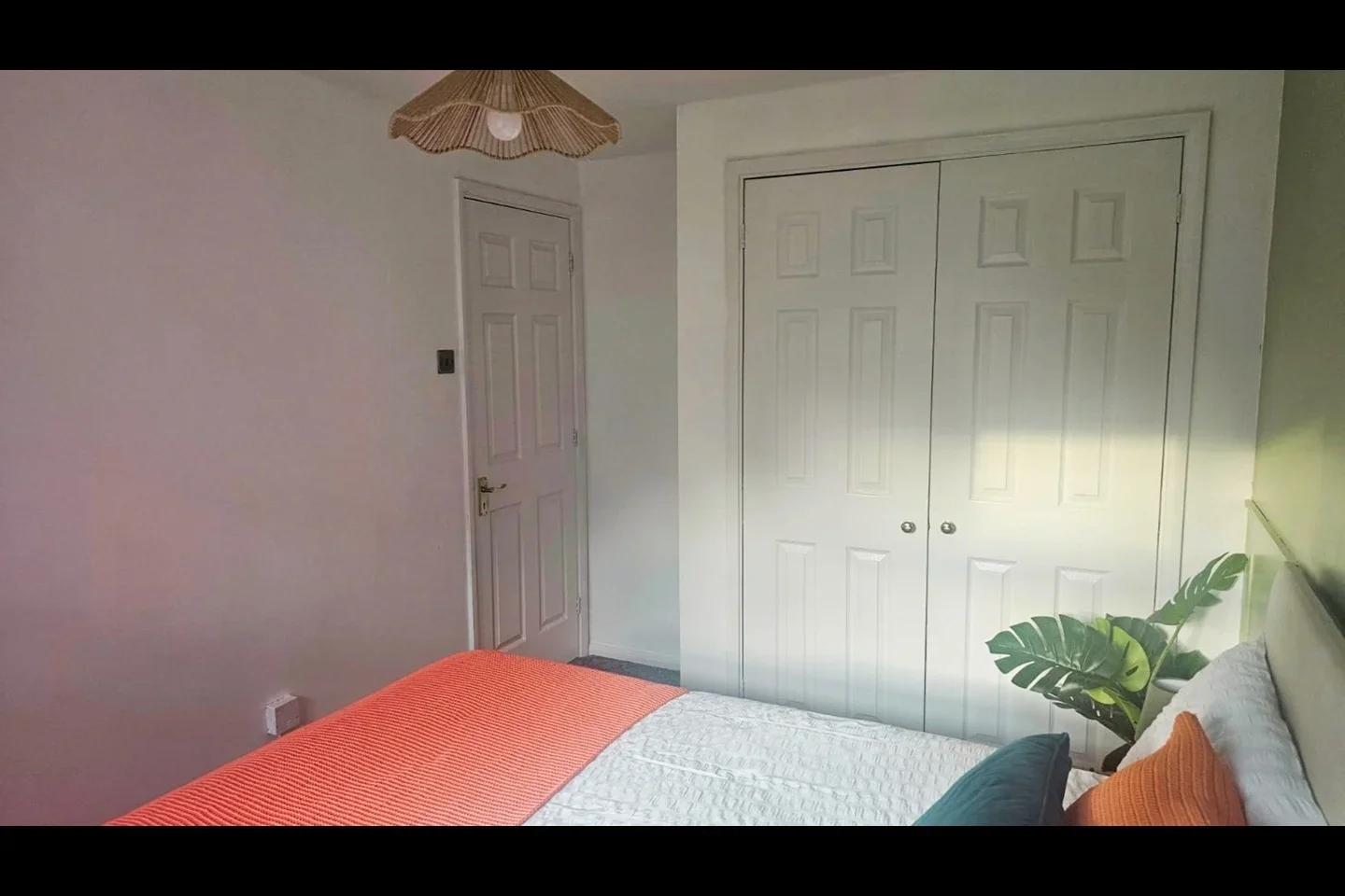 Room Cuthberga Close in Greater London