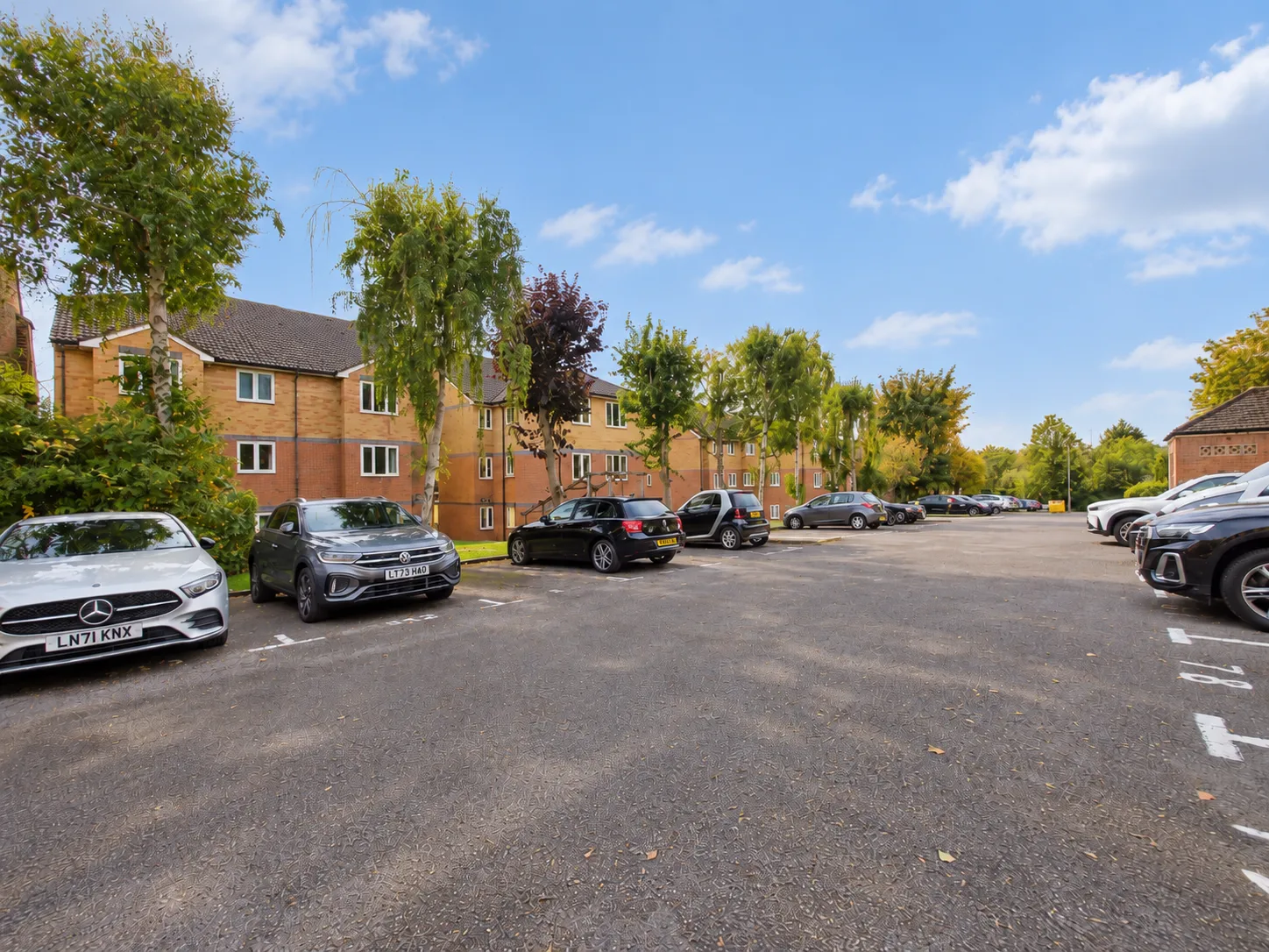Flat Appletree Gardens in Greater London