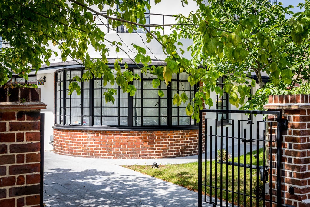 House Dorchester Drive in Greater London