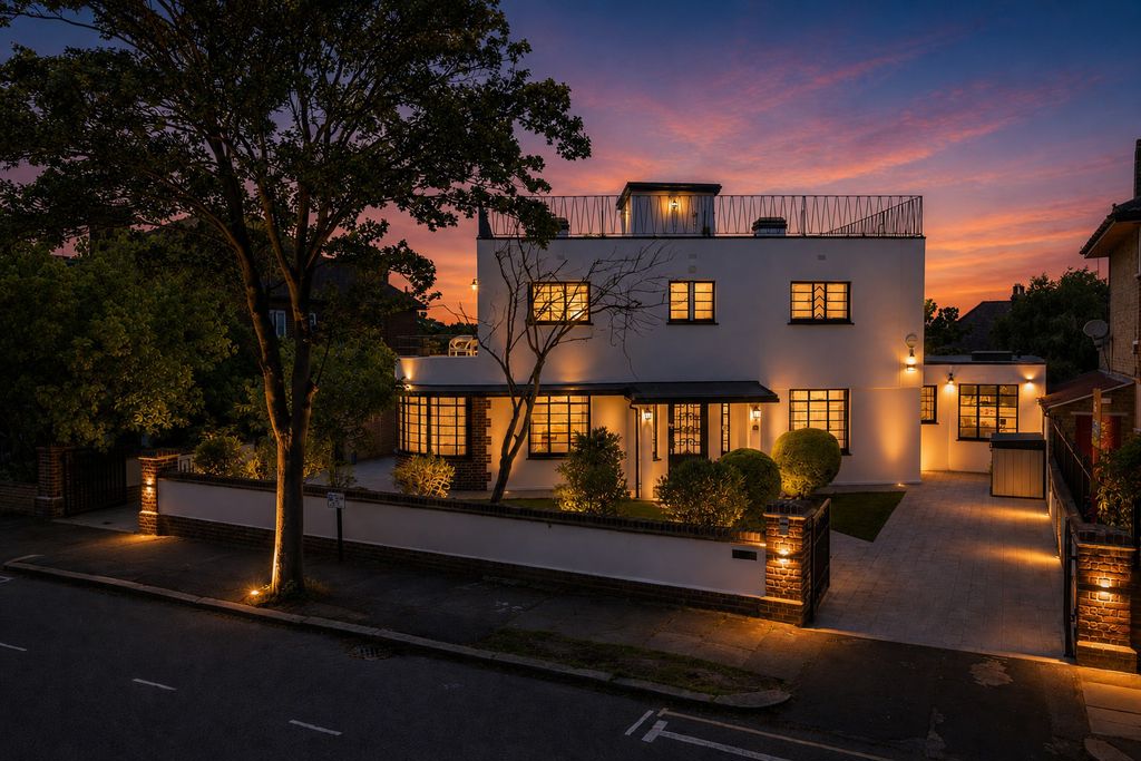 House Dorchester Drive in Greater London