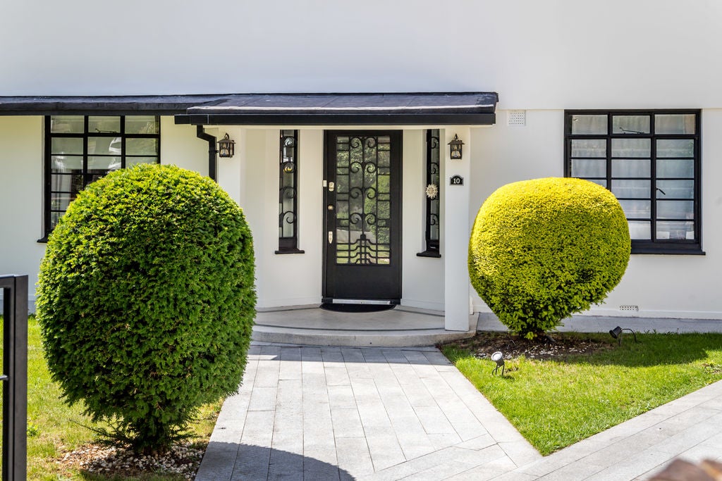House Dorchester Drive in Greater London