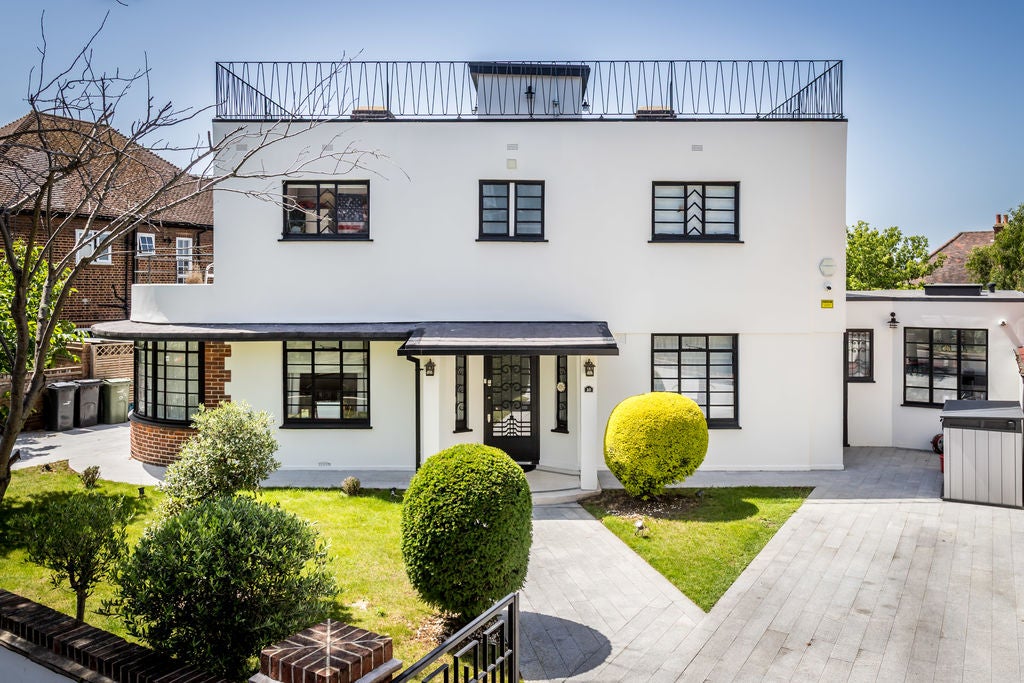 House Dorchester Drive in Greater London