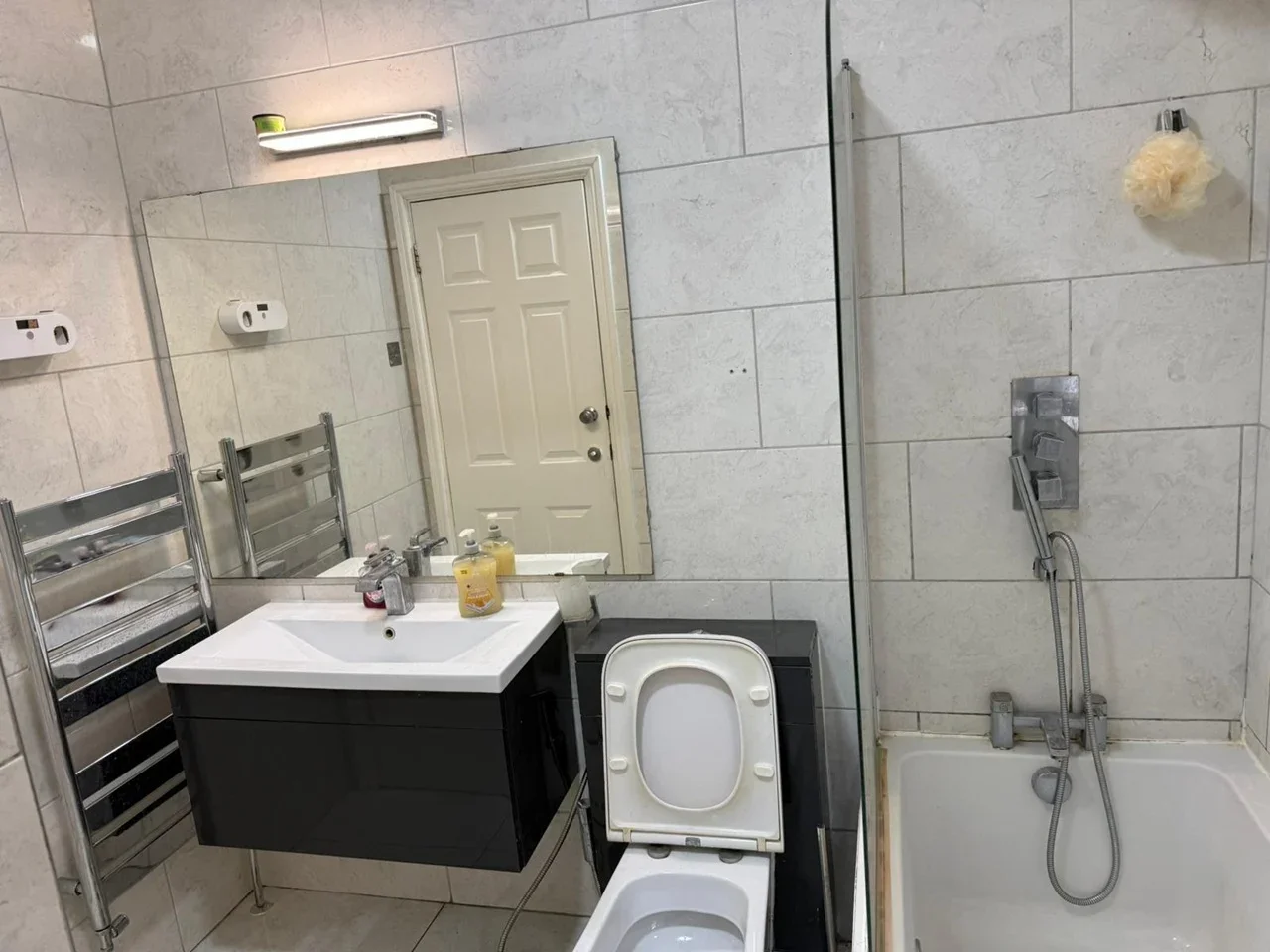 Room Woodford Avenue in Greater London