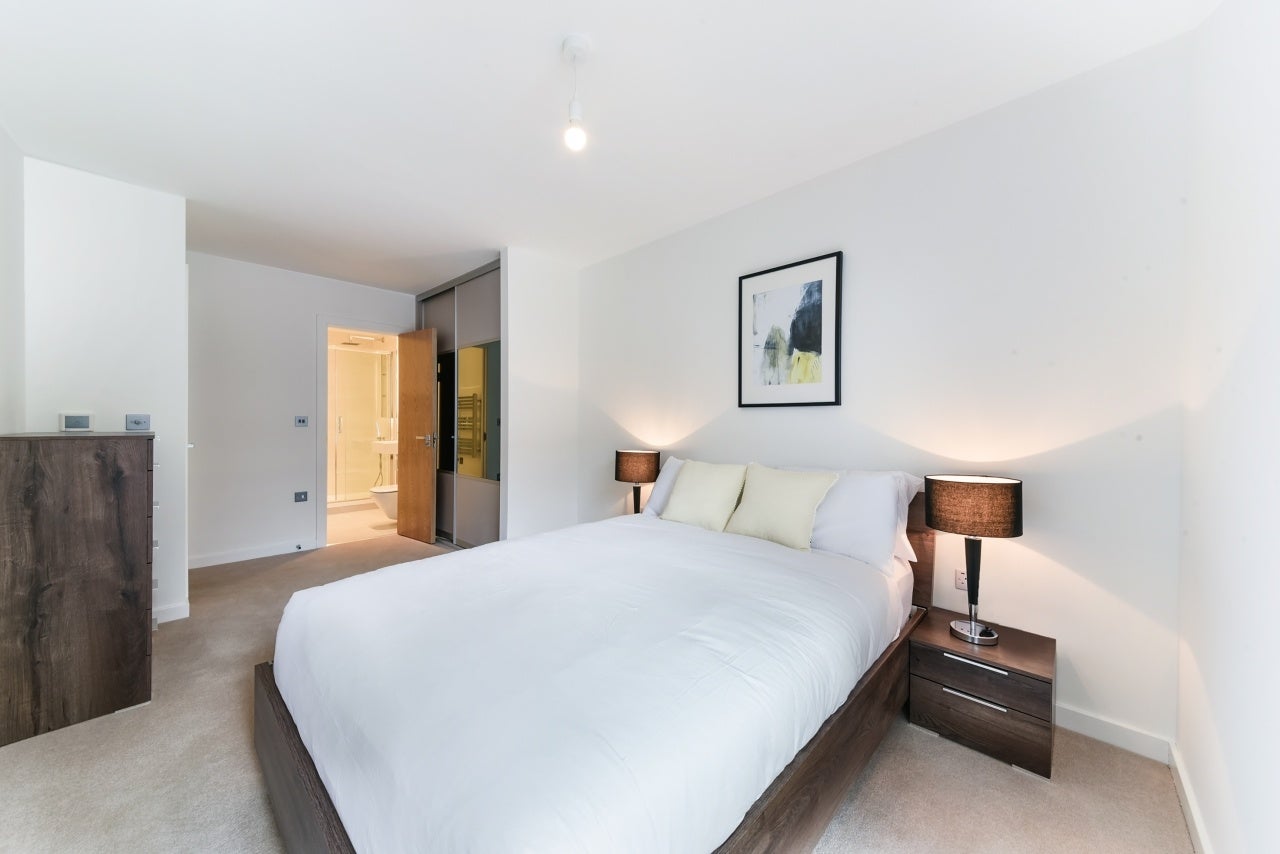 Flat Lismore Boulevard in Greater London