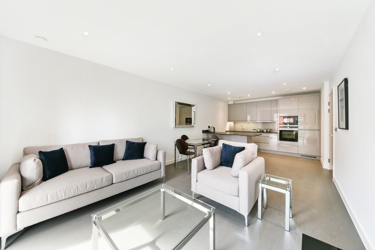 Flat Lismore Boulevard in Greater London