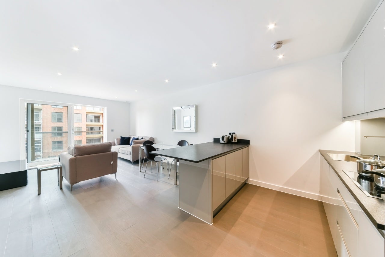 Flat Lismore Boulevard in Greater London