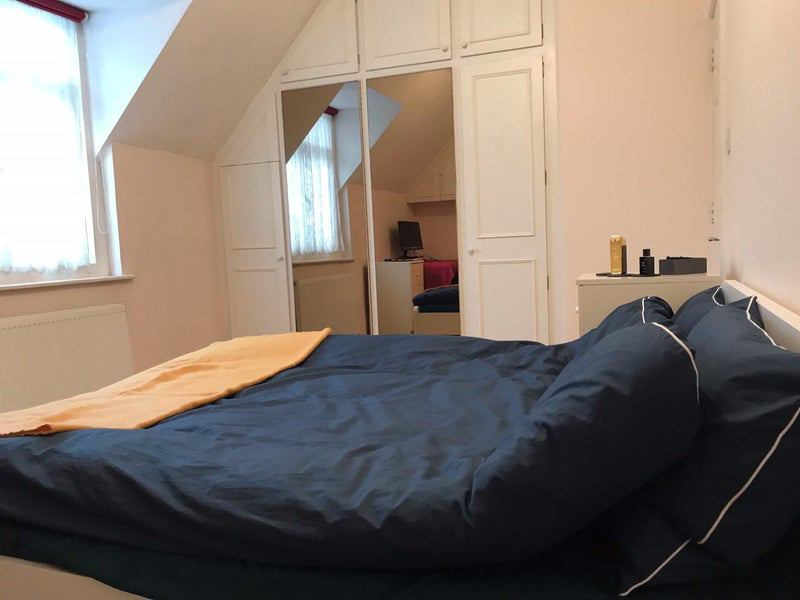 Room Henchman Street in Greater London