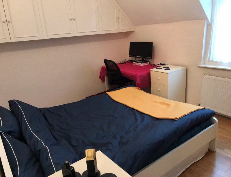 Room Henchman Street in Greater London