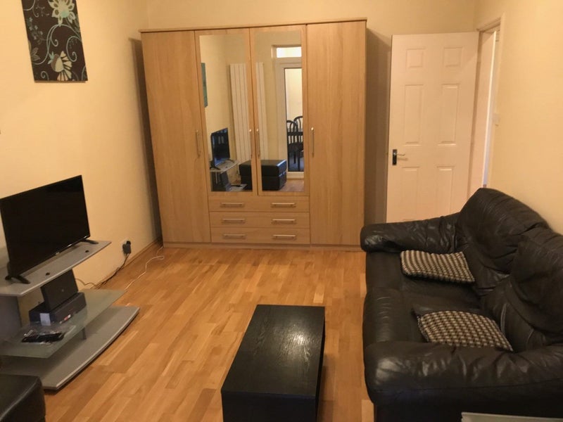 Room Henchman Street in Greater London