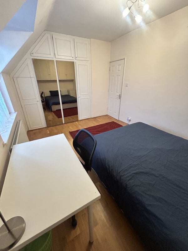 Room Henchman Street in Greater London