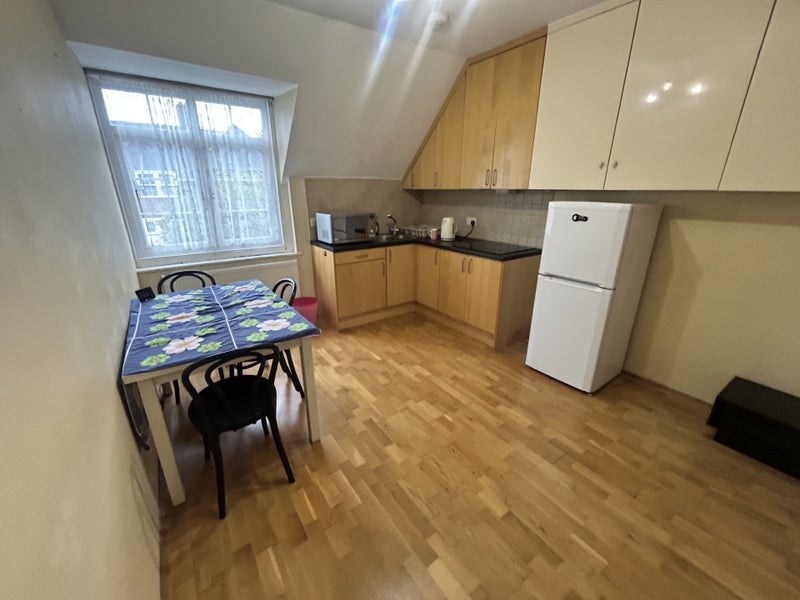 Room Henchman Street in Greater London