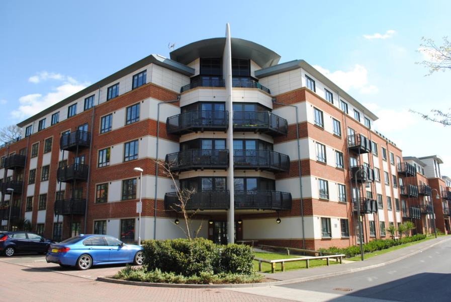 Flat Wallis Square in Rushmoor
